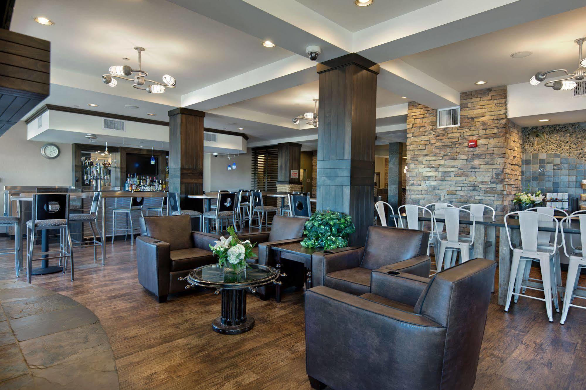 Oxford Suites Silverdale Esterno foto